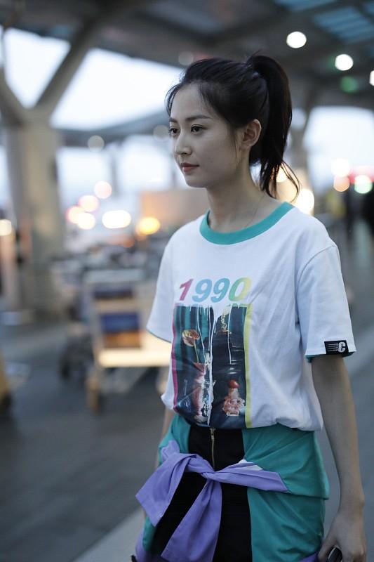 为何现代服装大量使用聚脂纤维？早前收拾衣柜时翻出二件分属不同年代