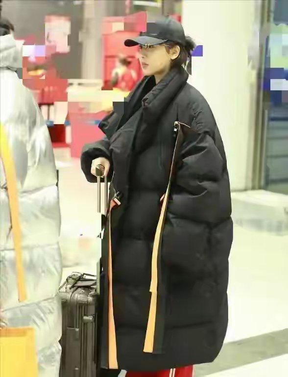 杨紫越来越会穿！长款羽绒服+黑色打底衫+红色运动裤，时髦又高级​​​