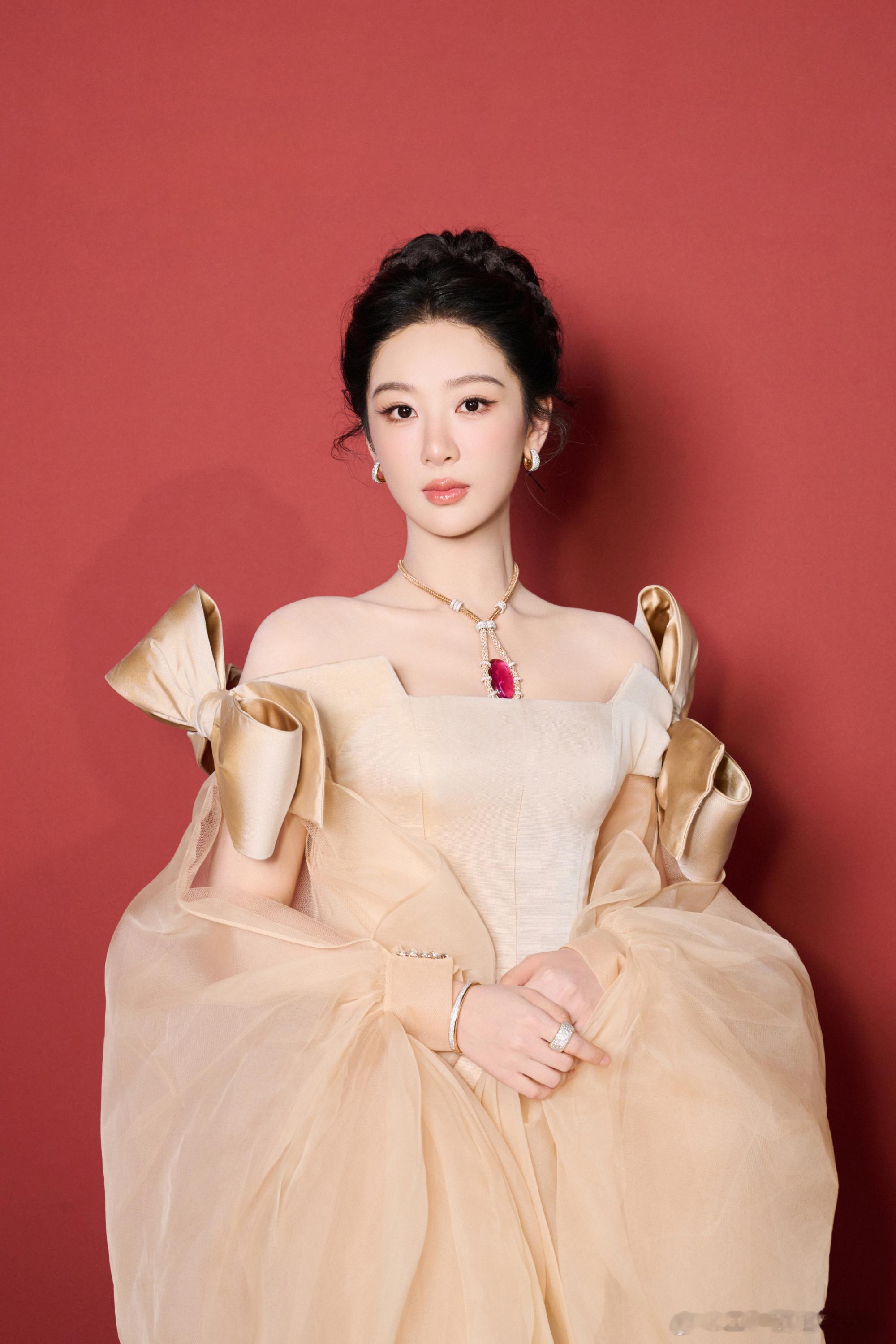 1.杨紫和李现私下里联系不少，但就是单纯的朋友关系。2.热巴最近有杂志封面的