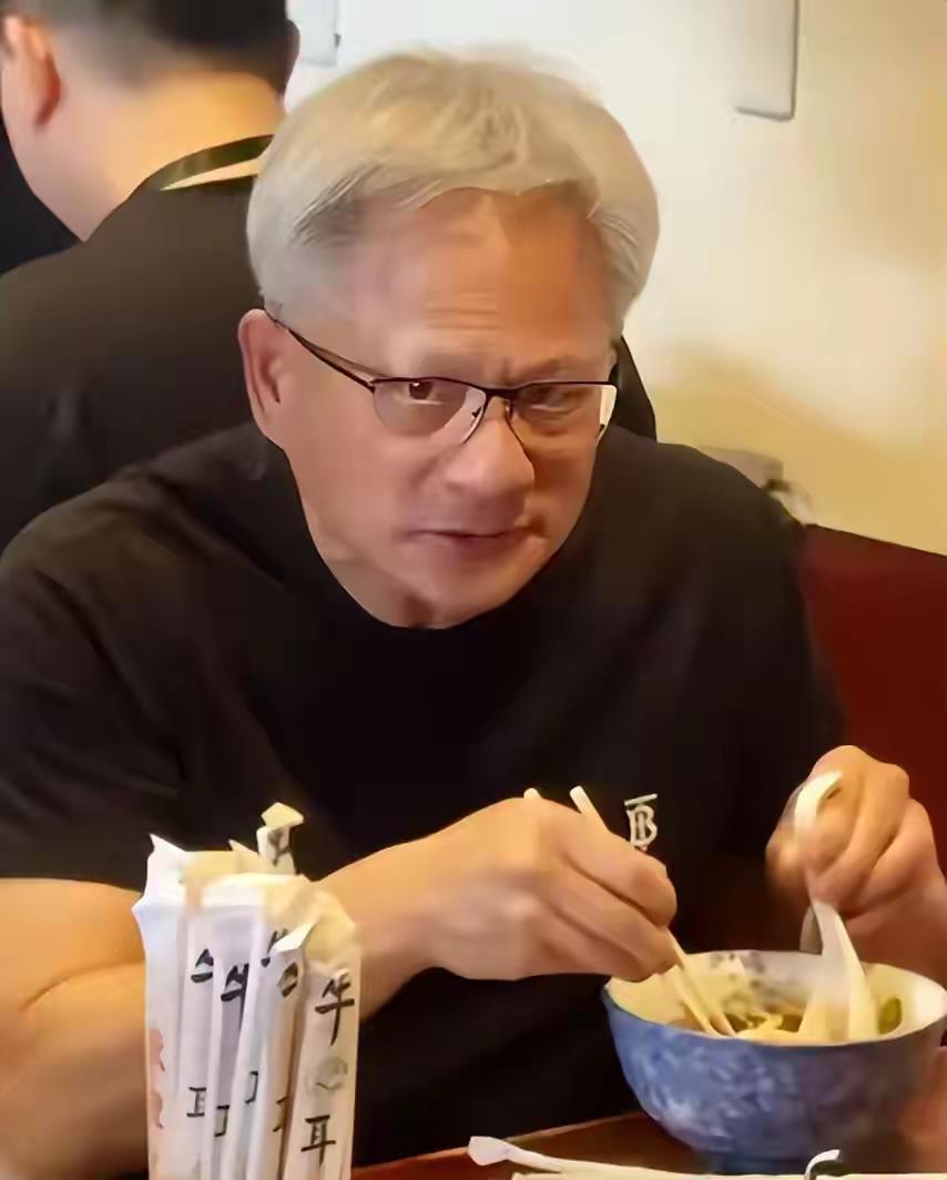 黄仁勋吃饭被拍，长期在美国生活的他此刻正享受着中国美食。有钱人就是快乐，世界美食