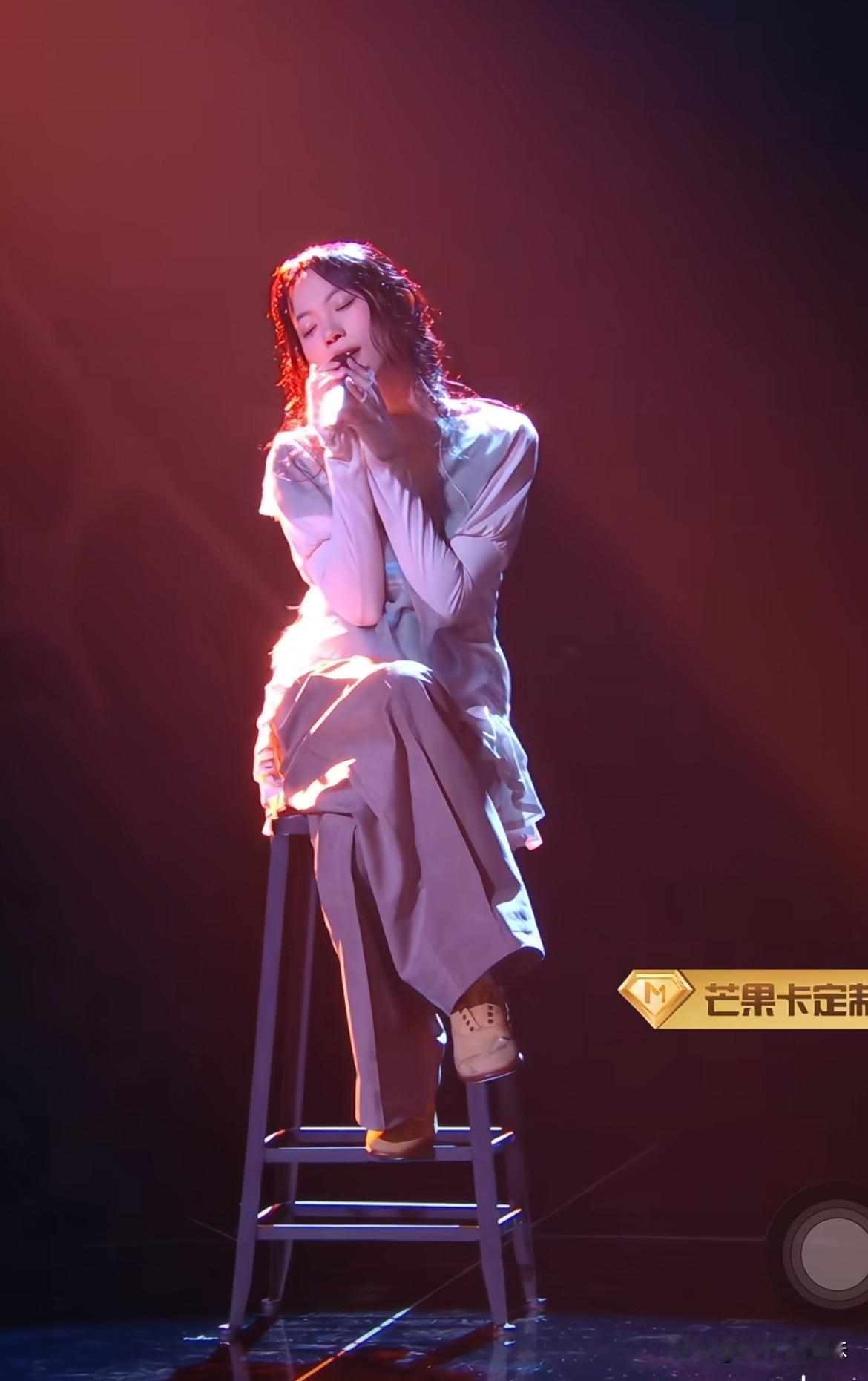 这个音区不像王菲了！[打脸]可以淘汰了，在呆就露馅了！杨坤得票数最低，其次就