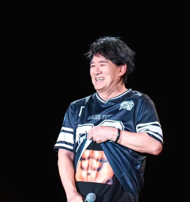 我真是看不懂了，最近港台艺人开演唱会爆梗不断，昔日男神变油腻大叔。张卫健“倚老卖