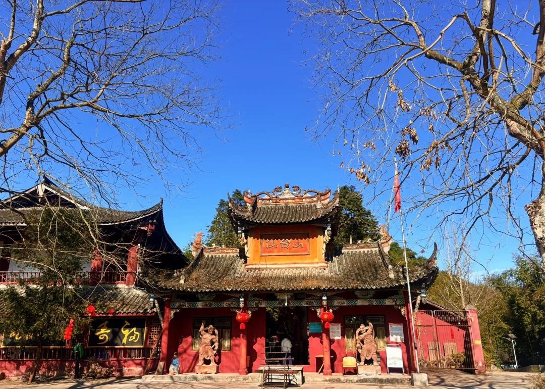 大邑仙台山成都周边轻徒步天花板！徒步、油菜花、斋饭一站式搞定，新手、亲子都友