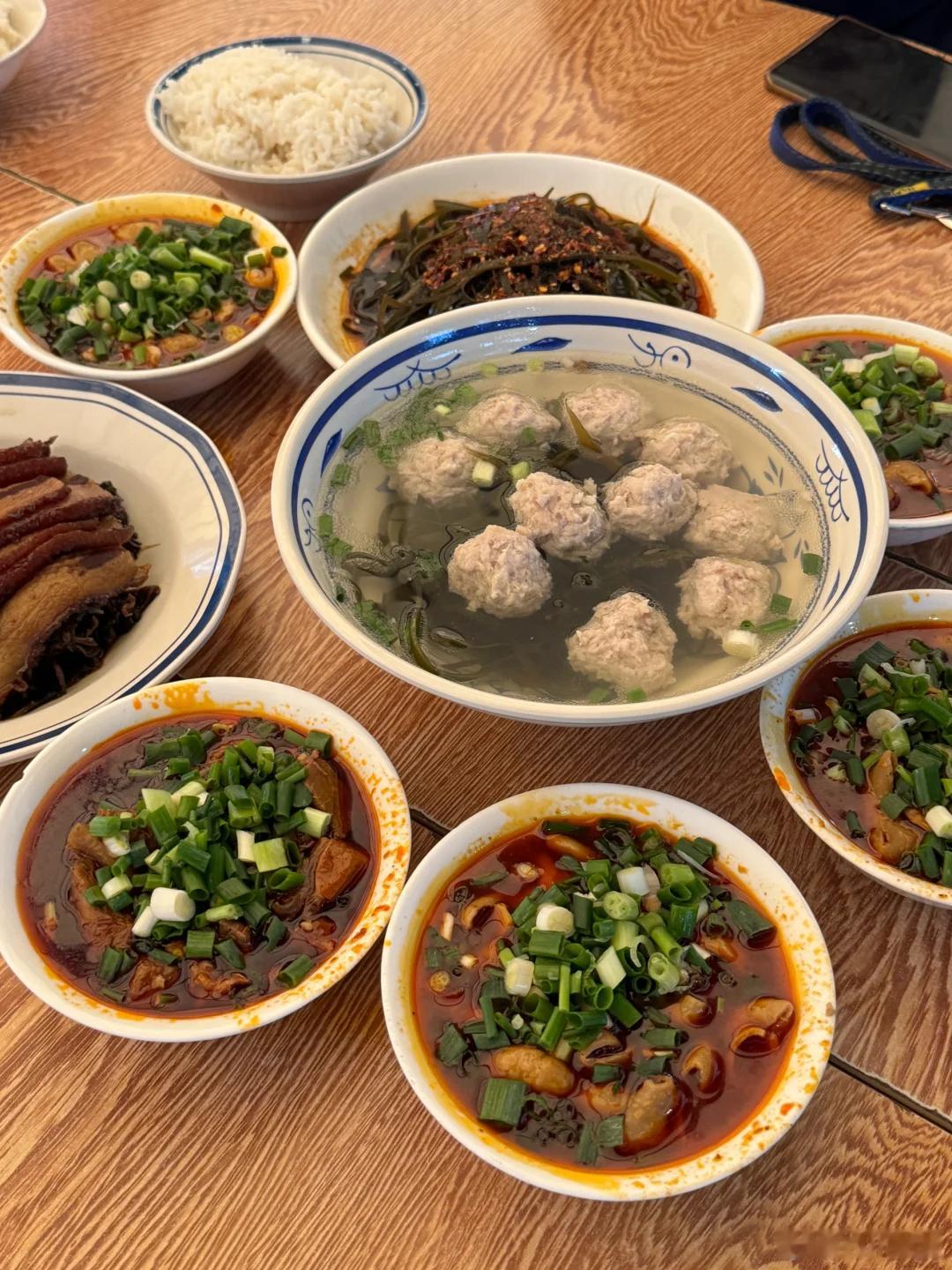 四川小县城绵阳江油从成都去江油很方便，动车1小时左右直达，有江油肥肠、绵阳米