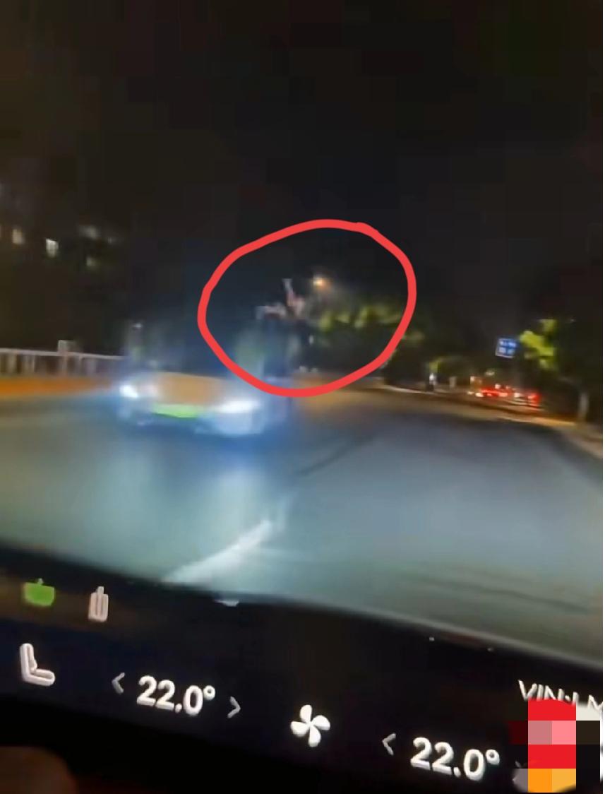江苏苏州，深夜的街头上，一辆小米SU7撞飞横穿马路的行人。事故有没有造成人员伤亡