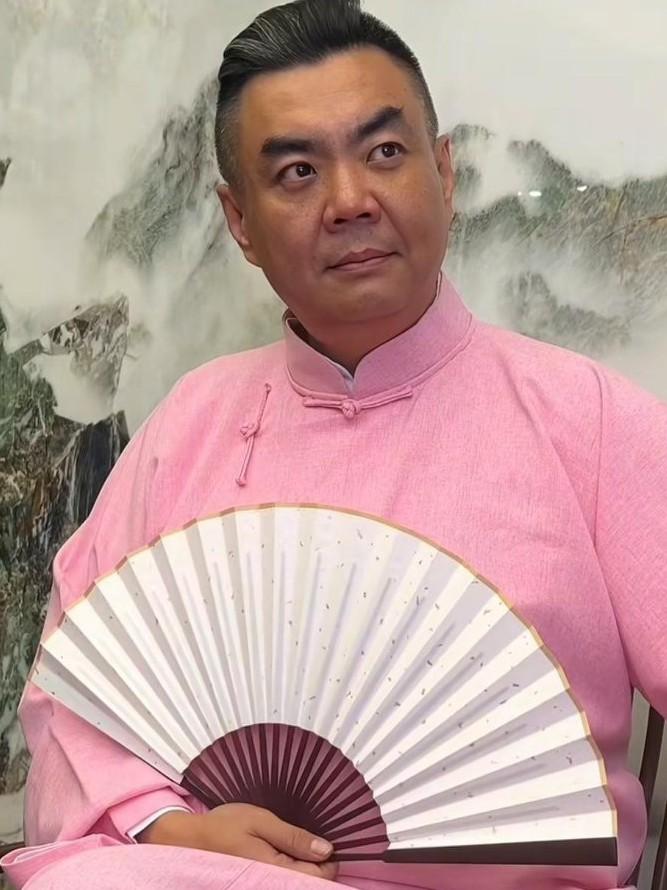 相声名家张伯鑫霸气回应德云社粉丝！昨天张伯鑫直播时喊话德云社粉丝:相声不能德云社