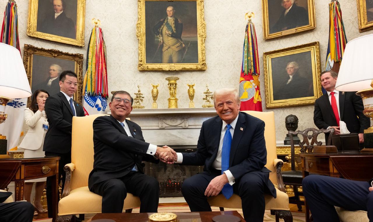 不服不行！特朗普前脚刚通过日本制铁公司收购美国钢铁的计划，后脚就主动向日本推销美