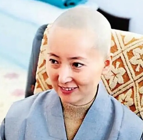 2000年，姜昆在国外偶遇已经出家的李娜，出于好奇，姜昆问她：“你到底为什么出家