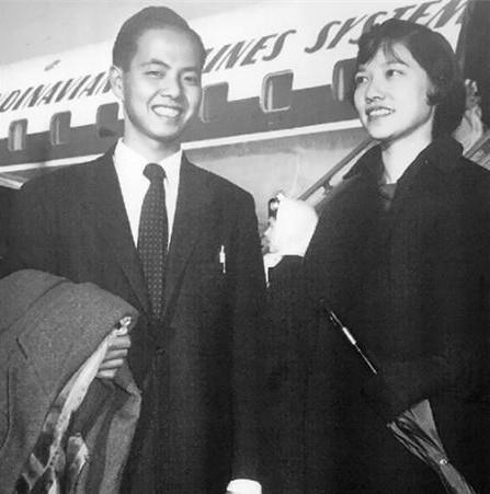 1996年，李政道的妻子秦惠䇹病逝。李政道悲痛欲绝，他将妻子的灵位与遗像安置在自