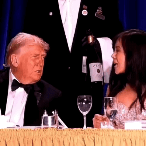 白宫晚宴掠影:有谁敢用这样的肢体动作和美国总统特朗普直面交谈？又有谁能匍匐爬