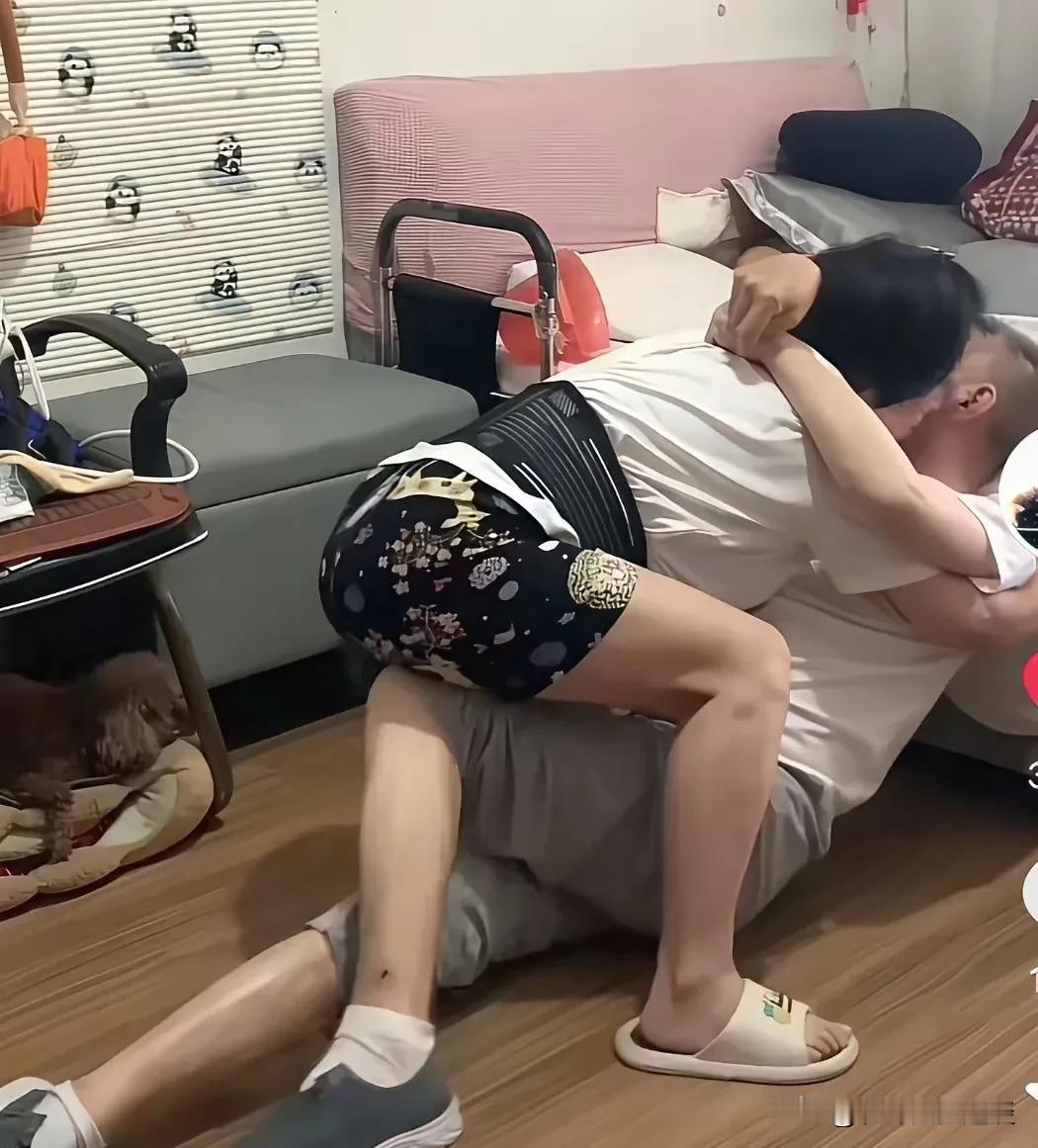 给小伙子一个赞。00后小伙放弃学业扛起了一个家，做了家里的顶梁柱。他的父亲脑梗倒