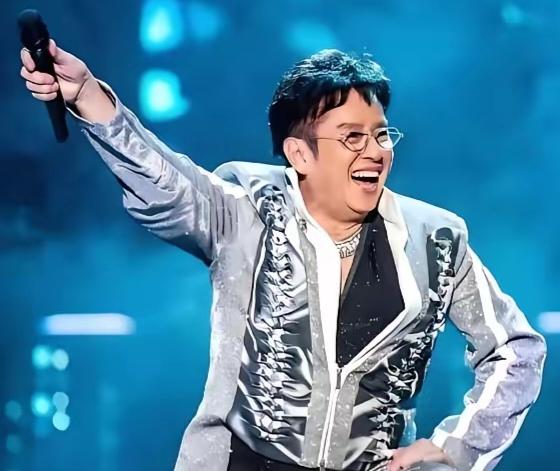 76岁的谭咏麟全程唱足3小时10分钟，演绎了41首歌曲，让人兴奋不已的大部分时间