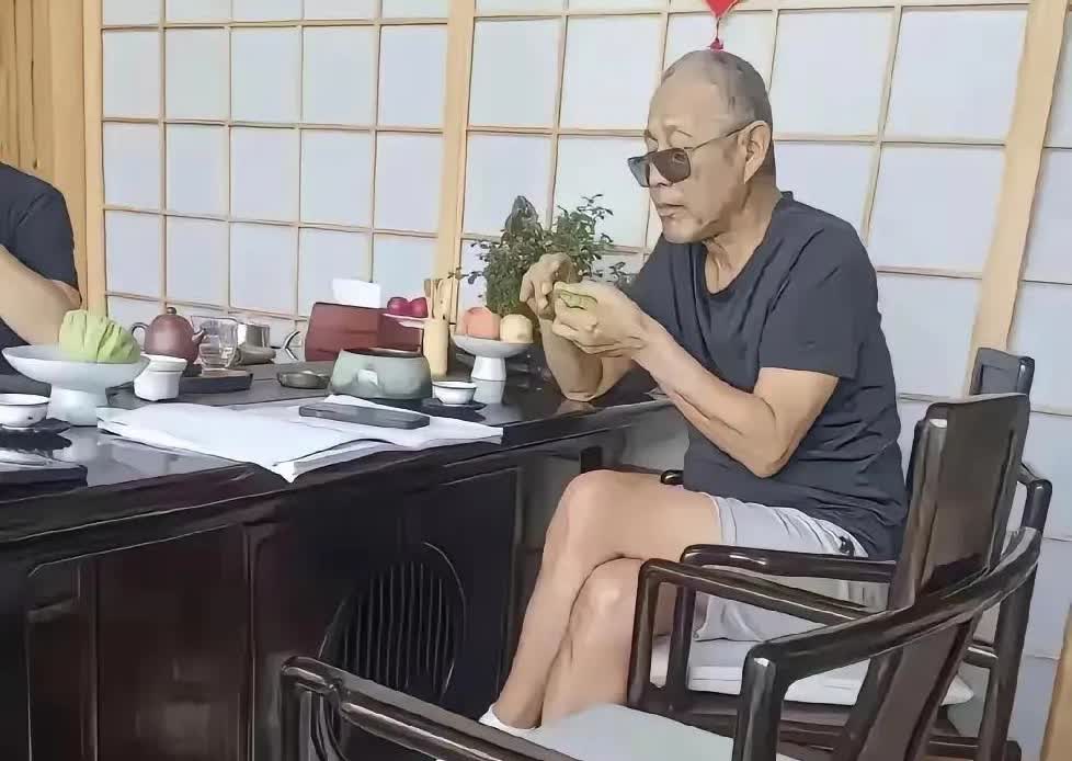 70岁陈道明戴墨镜抽雪茄，气场超强超有范儿，不过也是位老烟民啦有网友