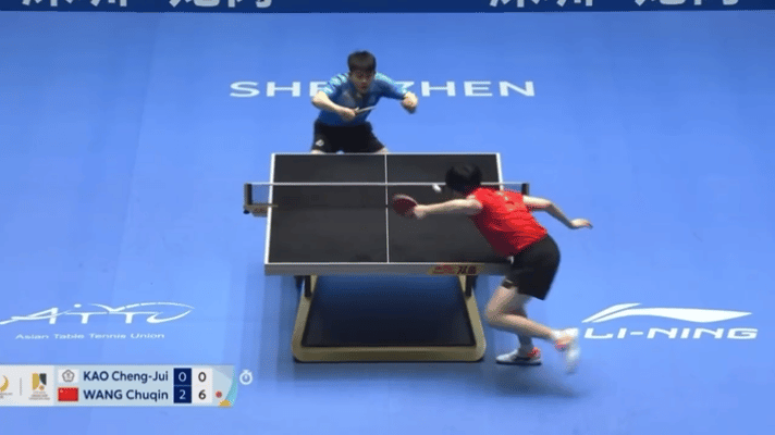 王楚钦打球的反差感|王楚钦的反差感体现在赛场内外的巨大性格对比：赛场上，他打