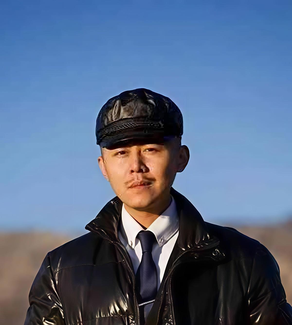 大冰，那个号称“黄金左脸”的野生作家，昨天在直播里终于说实话了。他说自己有对象