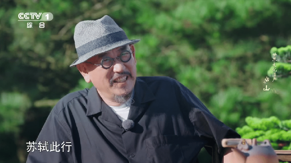 云海翻涌时，有“荡胸生曾云”的壮阔；瀑布飞流时，有“飞流直下三千尺”的震撼；庐山