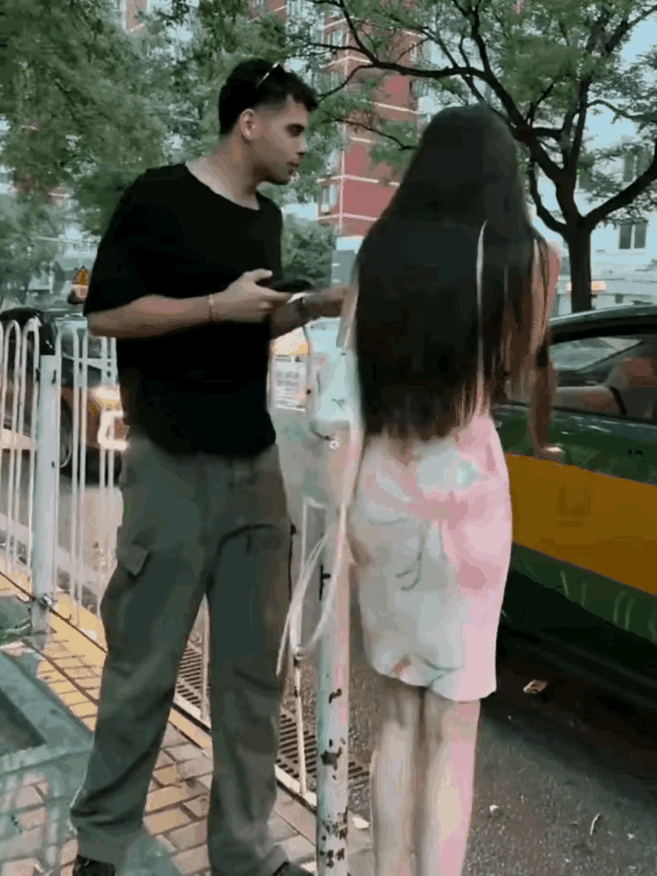 有个女生说，她好佩服印度人，在街上追女子，被拒绝。阿三依然不放弃，狂追了她两条街