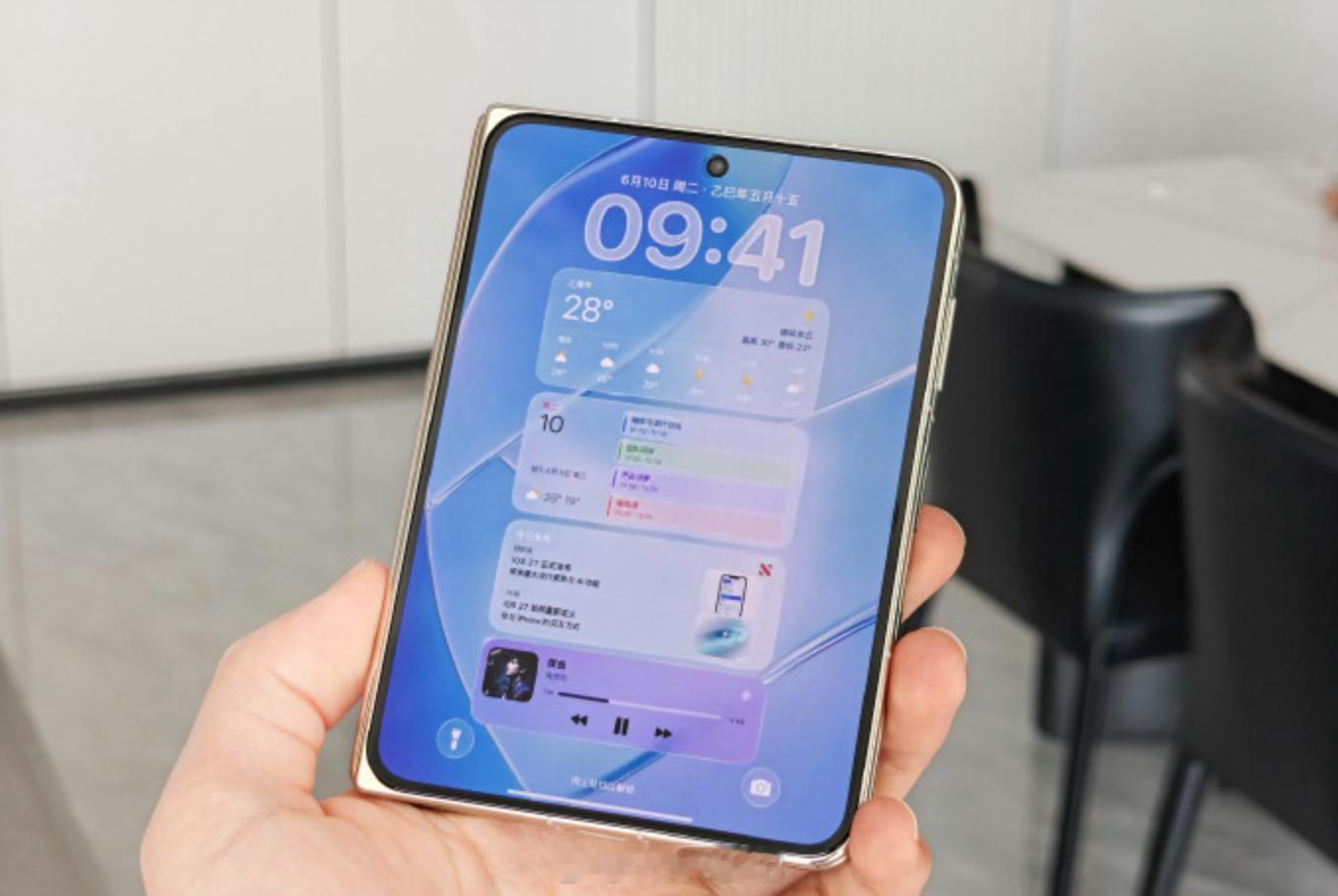曝iPhoneFold定价14999元起售价真14999元的话，那顶配百分百