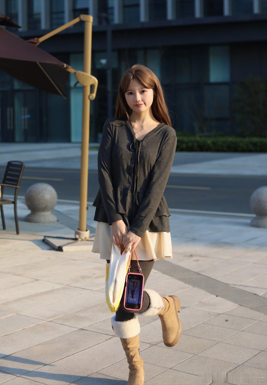 今日穿搭是深灰色荷叶边针织开衫，搭配同色系打底裤，温柔又显气质！建筑、路灯做背景