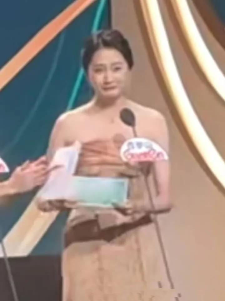 蒋欣获奖关晓彤落泪：演技抗打的她，为何拿奖路如此曲折？在第30届白玉兰奖颁奖