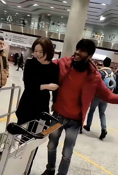 富婆大姐机场看到自己印度男朋友，高兴跳起来，直言他很健壮，在一起很幸福。