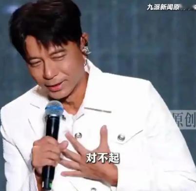 大牌迟到两小时鞠躬道歉，草根救场两小时分文不取。 凌晨0点30分，李克勤终于