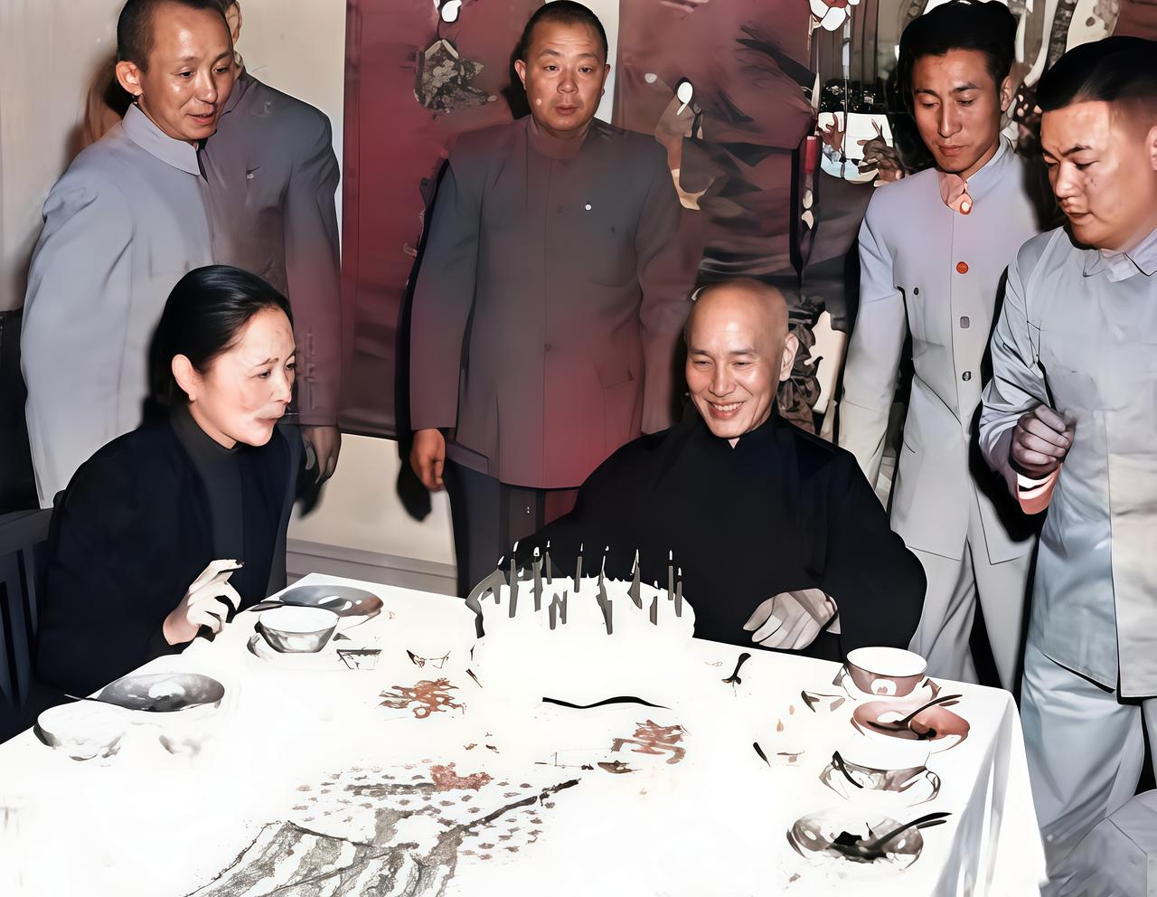 这是一九五一年蒋中正过六十五岁寿辰。这次虽然是逢五寿辰，但规模并不大，参加的人也