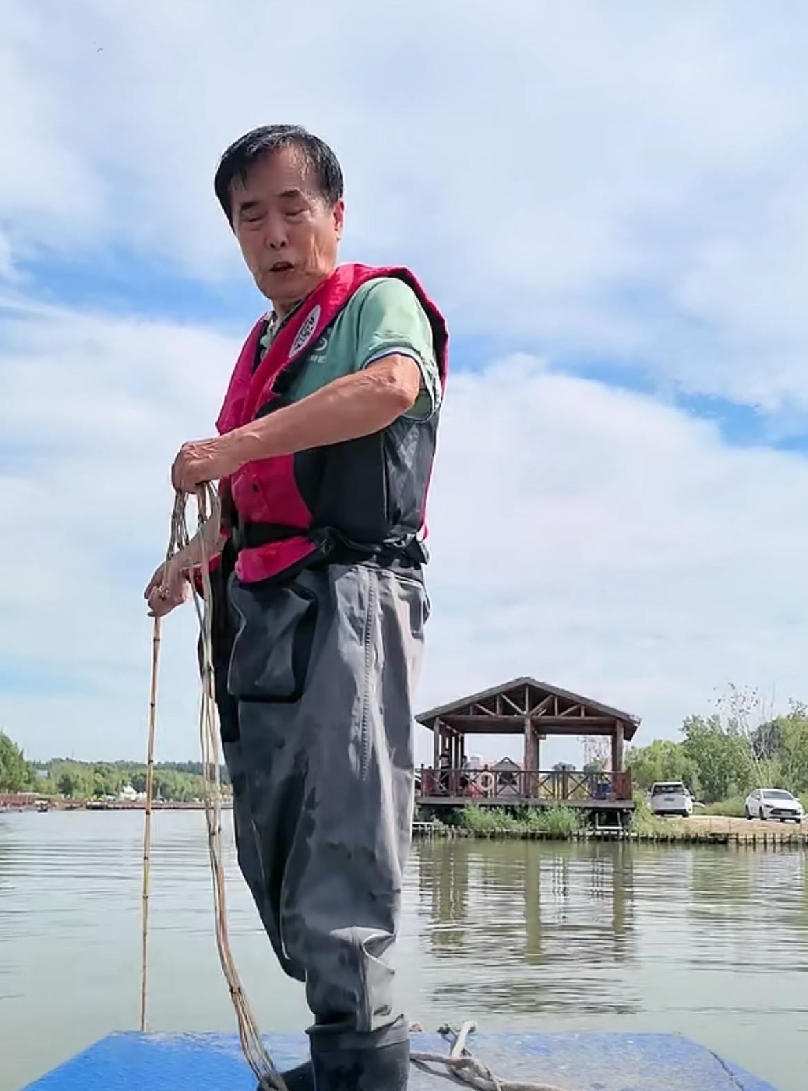 8月30日，小品作家何庆魁出现在直播间，负责给他解说录像的应该是他新找的老伴，老