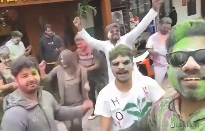 印度人来到南京，就把南京当成他们的家了！你看，他们在我们这儿仙林一家知名的印度
