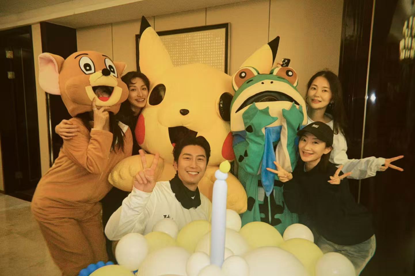 何超莲cos青蛙给窦骁庆生窦骁37岁庆生照12月15日，演员汤畅在社交平台分享