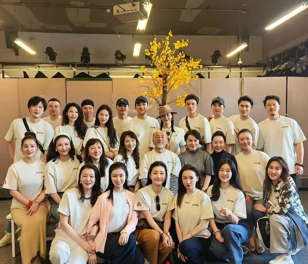 同学聚会，老同学都添了白发和肚腩，唯独刘亦菲推门进来时，还是当年那副清透模样。大