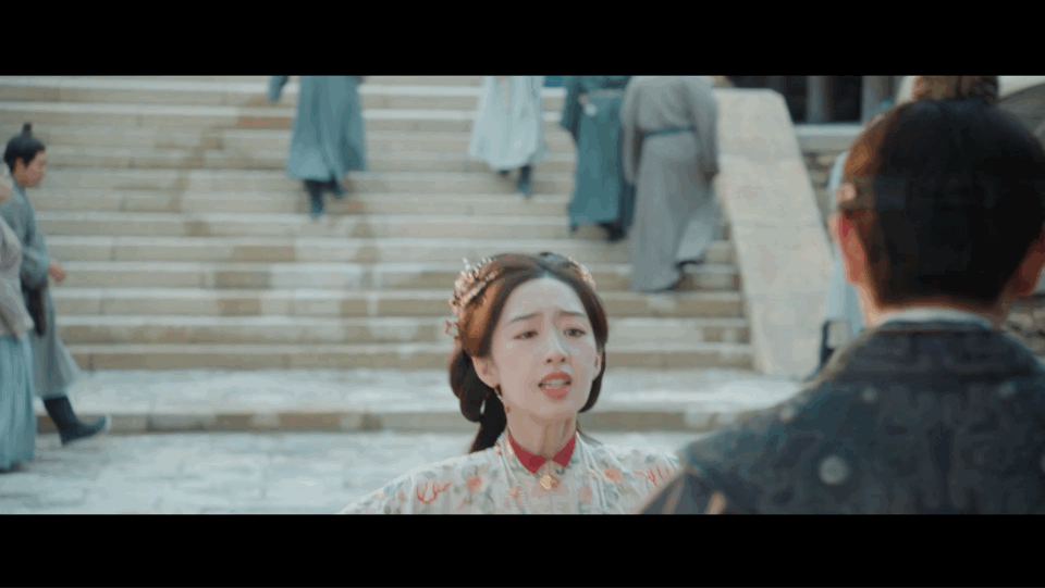 丁禹兮邓恩熙还原擦耳环名场面花开锦绣追剧团现场复刻擦耳环名场面，丁禹兮拿起耳环就