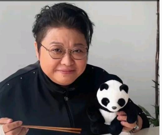 韩红背后有高人指点，因为发明这个“月捐人”的人绝对是个经商天才，他把爱心当成了一