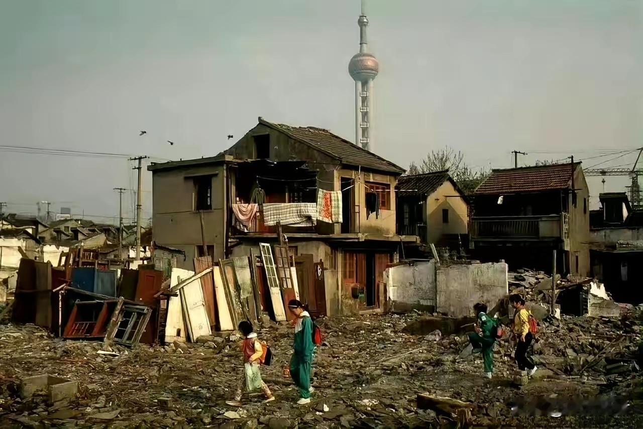 90年代的上海浦东新区是这样的。那时候上海的新地标性建筑东方明珠广播电视塔刚建成