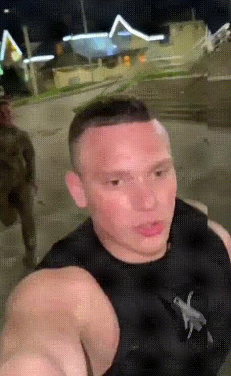 在乌克兰，一名身穿军人制服的男子，在一名身穿背心男子的身后穷追不舍。不难看出，身
