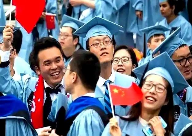 🌛都说中国留不住人才，精英都移民去了欧美，可奇怪的是，那些留在中国的二流、