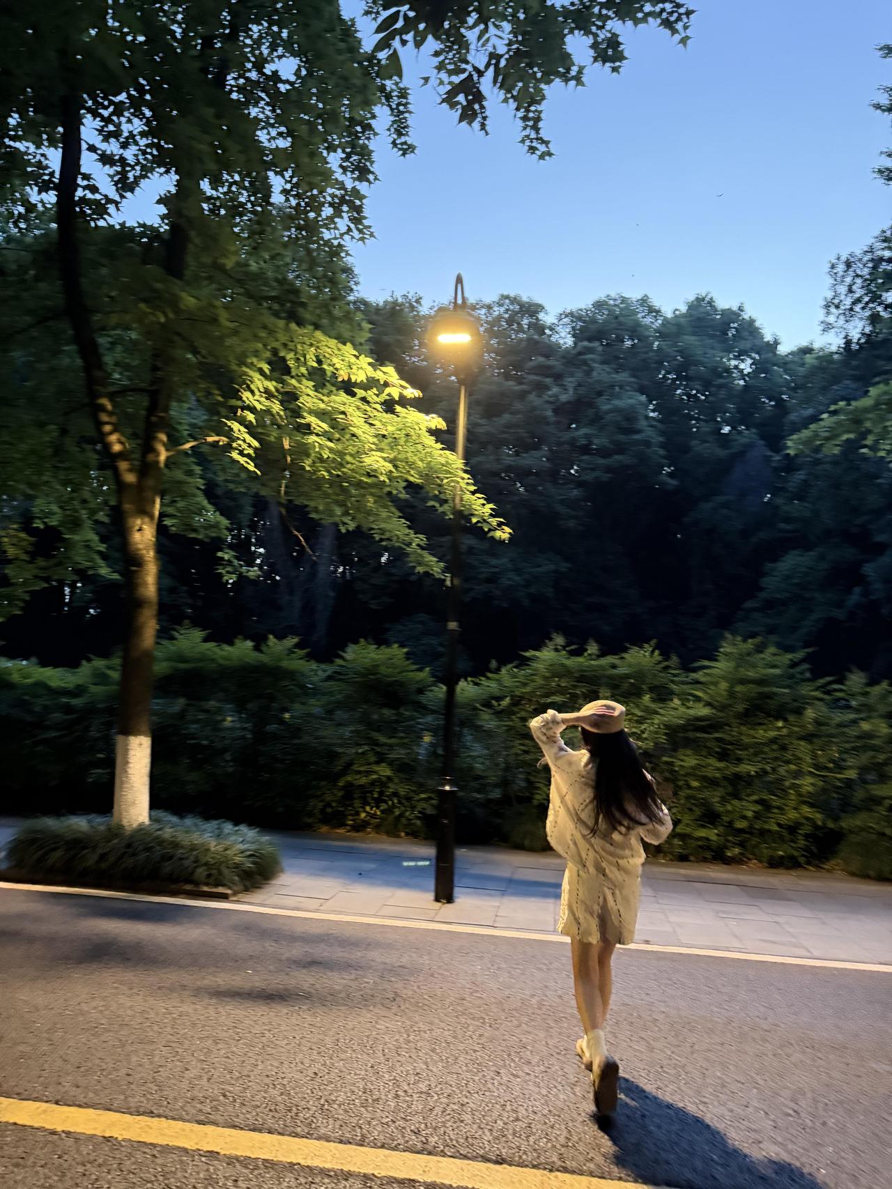 心理学上说：下等的释怀，是纠缠；中等的释怀，是沉默；上等的释怀，是放过自己