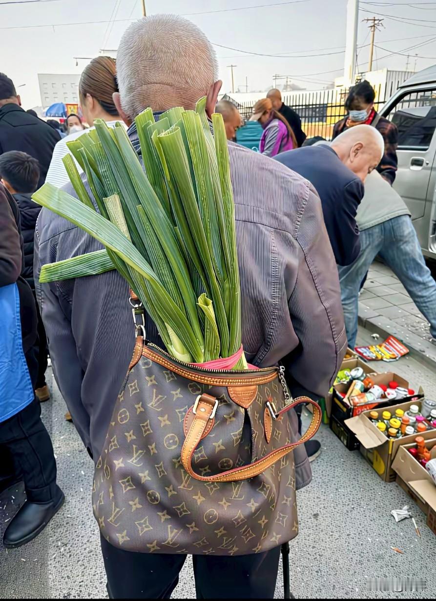 大爷怎么舍得拿这包来装聪呢！
