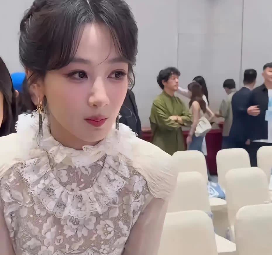 挺喜欢杨紫的，之前觉得她额头和鼻子那里很奇怪，现在是感觉脸放不下五官的感觉。医美