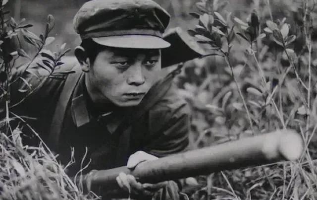 1979年，我军将爆破筒塞到越军暗堡，却被越军扔了出来，这时，一个战士想了一招，