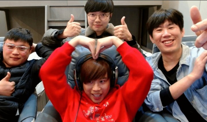 山寨机，就是牛👍🏻高仿Uzi、Faker、TheShy等人同屏直播近日，几