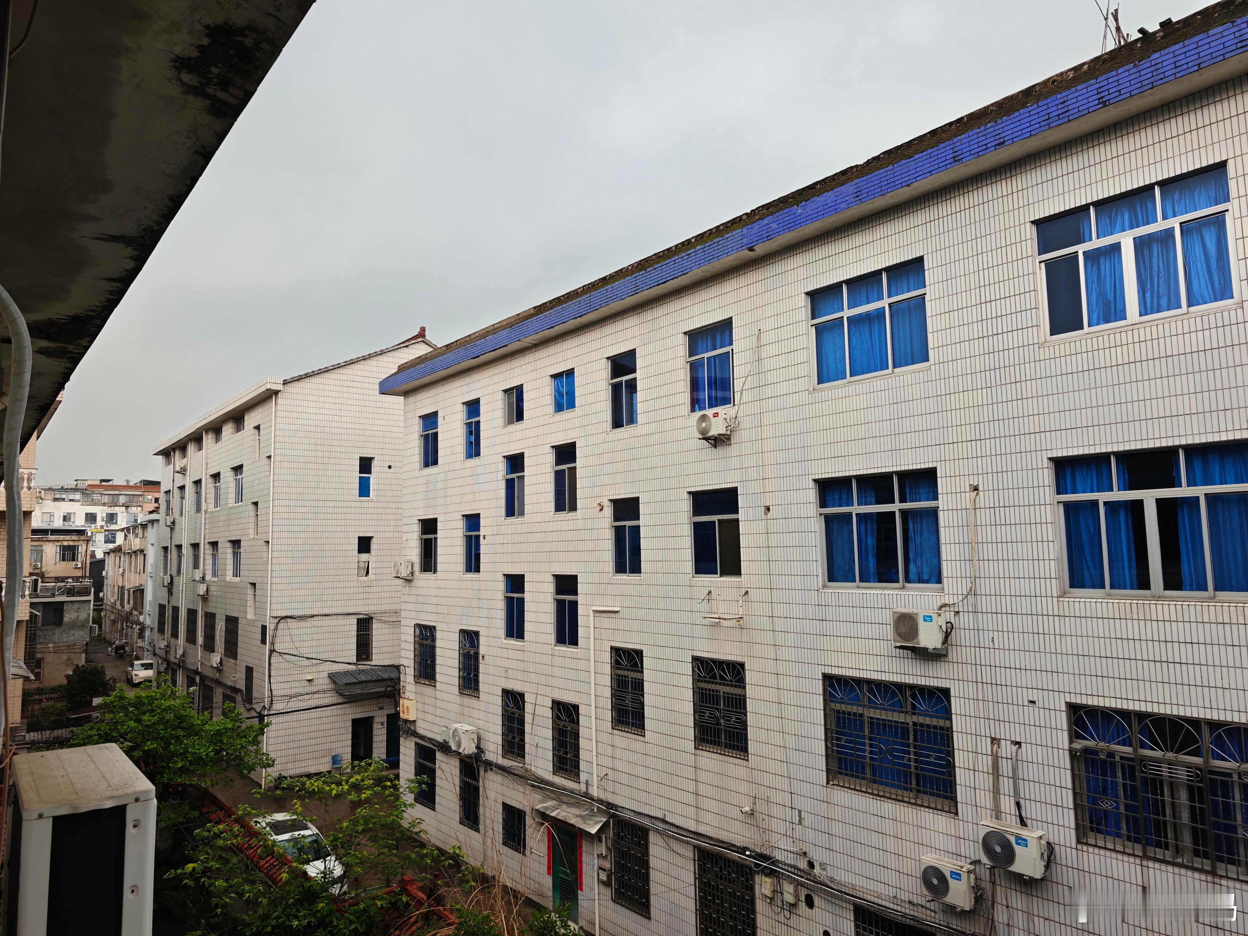 10点了，天还这样，这是要下暴雨了啊？😱