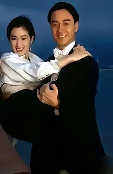 王祖贤拍戏有个死规矩，绝不让男演员碰她的胸。但拍《倩女幽魂》时，她破例了。1986年，她二十出头，刚