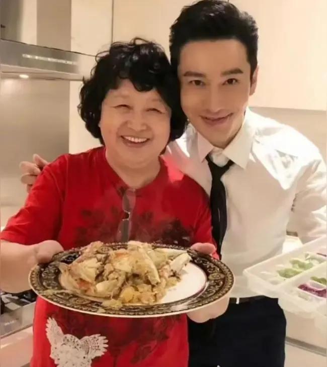 黄晓明晒美食并配文：妈妈的美食增肥篇，卡着饭点来更新，我就是故意来波美食诱惑的！