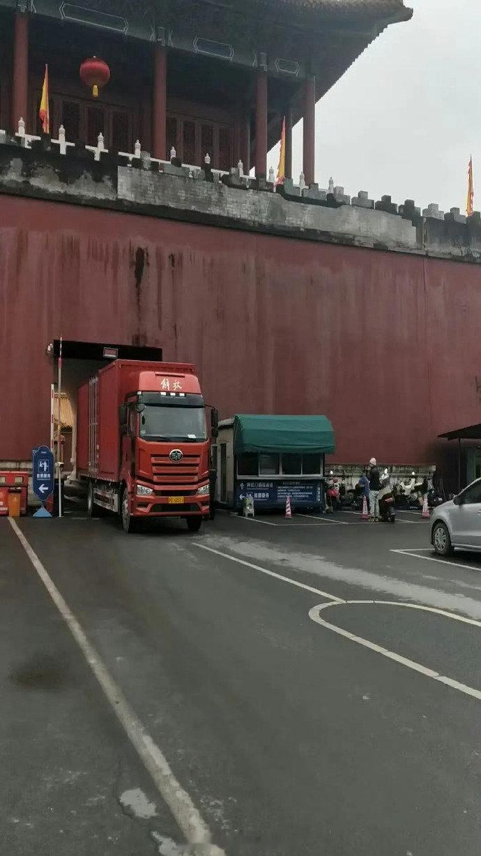 成毅用卡车拉奶茶逆应援成毅杀青不限量奶茶成毅用卡车拉奶茶逆应援