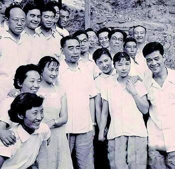 🍁1961年7月1日，北京香山，周总理与新中国22位“大明星”合影留念。赵