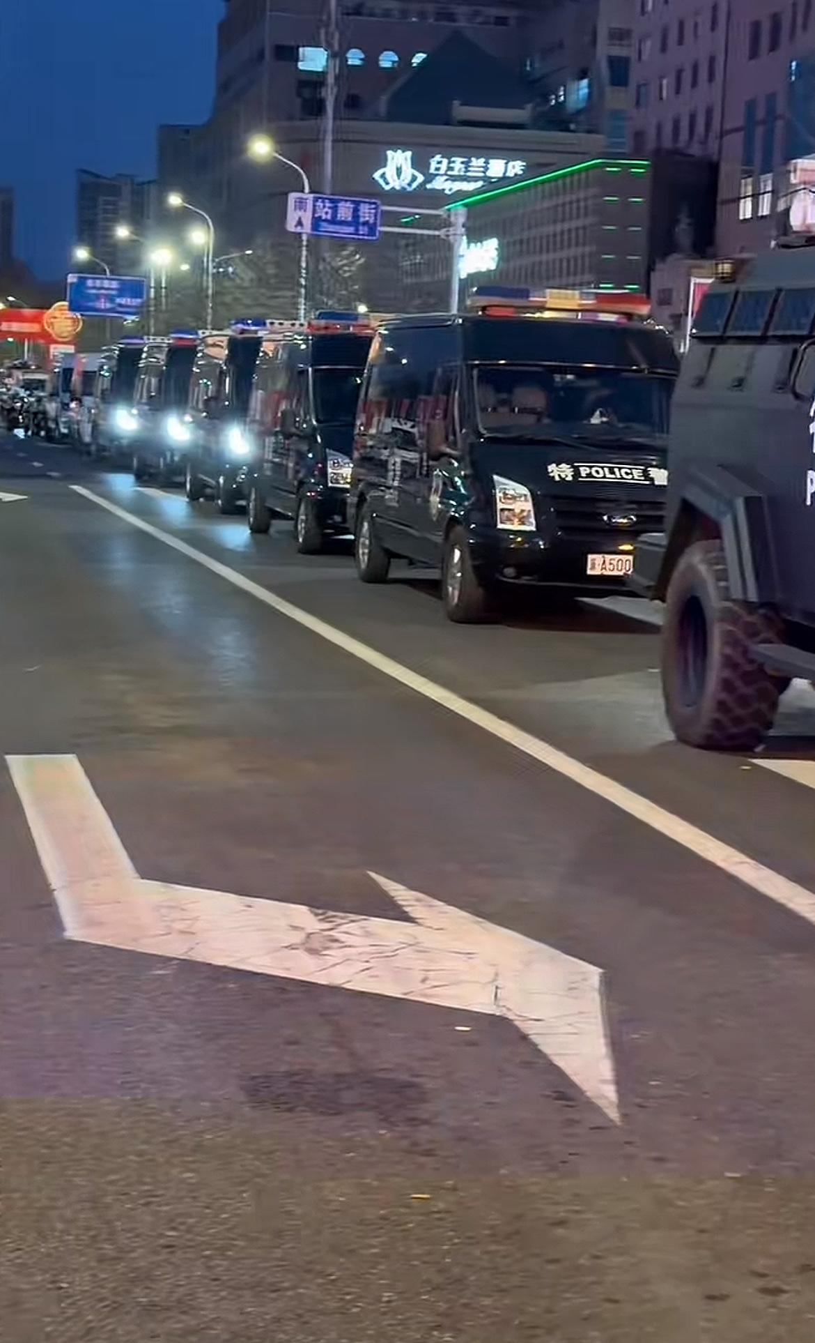 下班路过站前街，吓一跳！跨年夜，石家庄解放广场严阵以待！今天下班路过解放广场