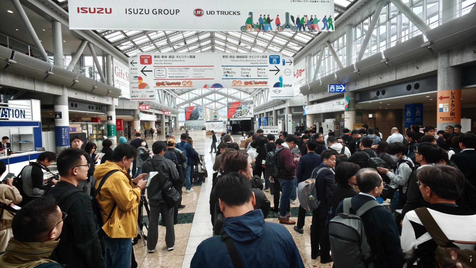 东京车展八点开始入场，现在7：38这是所有排队的人，就这么点……​​​