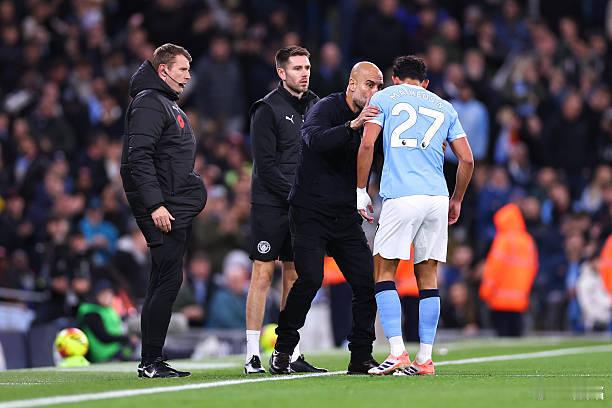 努内斯本来是踢后腰的，被瓜帅生生改造成了右边后卫。有个位置踢就不错了，总比菲利普