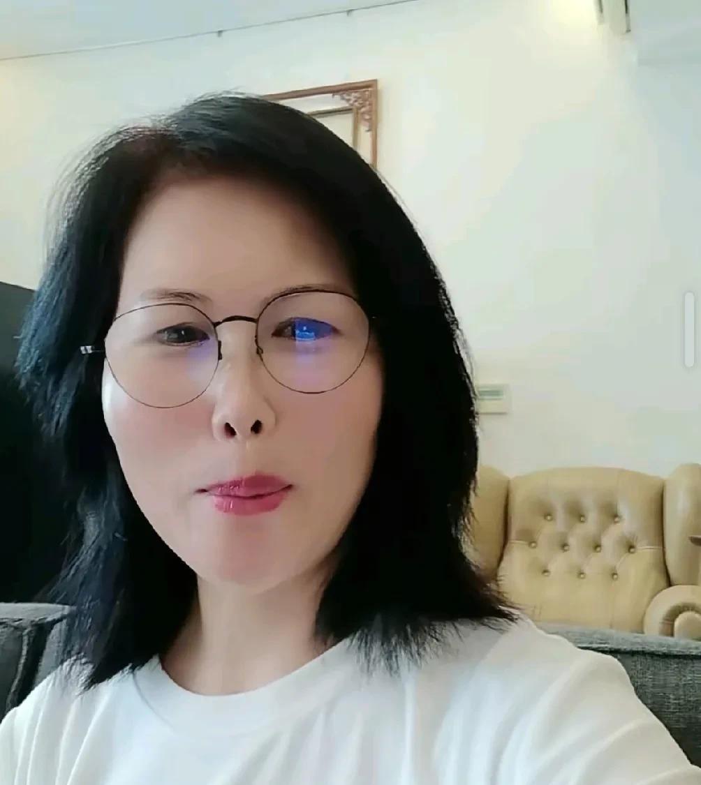 马筱梅妈妈又去给玥儿姐弟做好吃的了，小杨阿姨说，小梅妈妈来了，给孩子们煲的九尾草